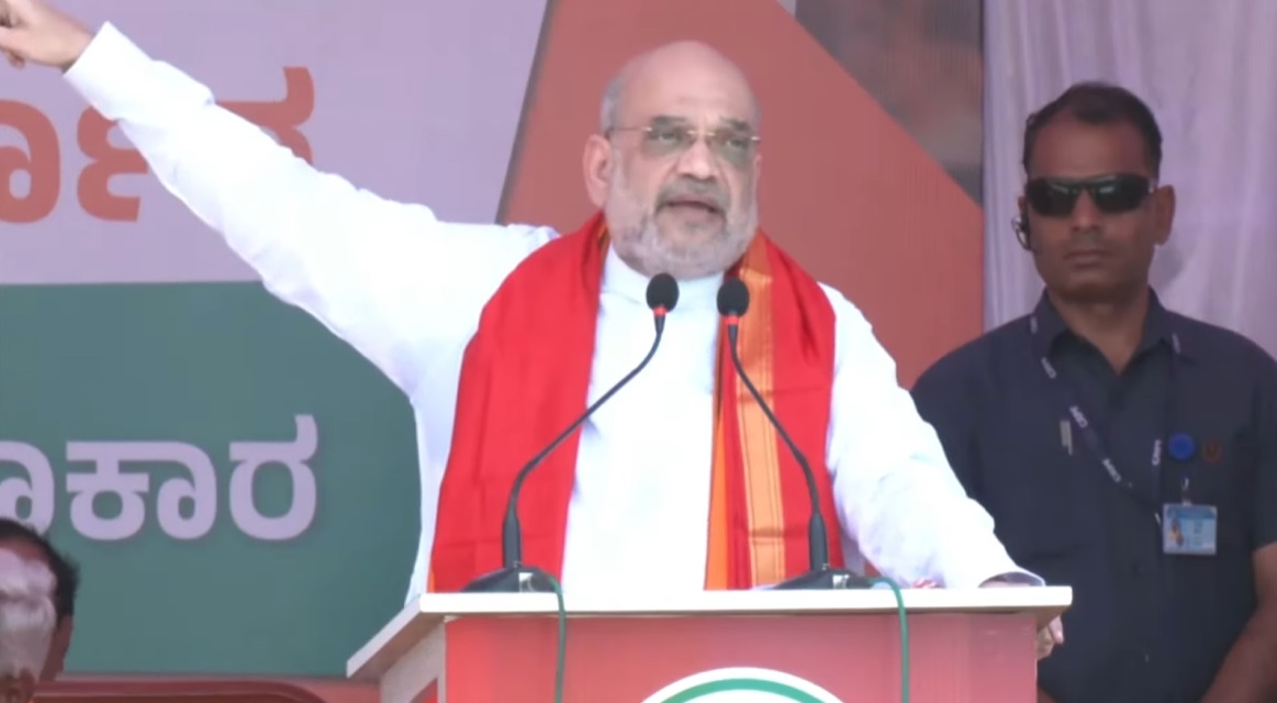 BJP4India's tweet photo. कांग्रेस के अध्यक्ष कहते हैं कि कांग्रेस की सरकार आई तो मुस्लिम रिजर्वेशन फिर से आएगा। 

मैं पूछना चाहता हूं कि आप यह 4 फीसदी मुस्लिम रिजर्वेशन वापस लाओगो तो किस का कम करोगे? 

वोक्कालिगा का कम करोगे?

लिंगायतों का कम करोगे? 

दलितों का कम करोगे या OBC का कम करोगे? 

अगर चार फीसदी आरक्षण कांग्रेस बढ़ाना चाहती है तो किसी का कम करेगी ही... मैं आज इस मंच से पूछता हूं कि आप किस का कम करोगे।

- श्री @AmitShah