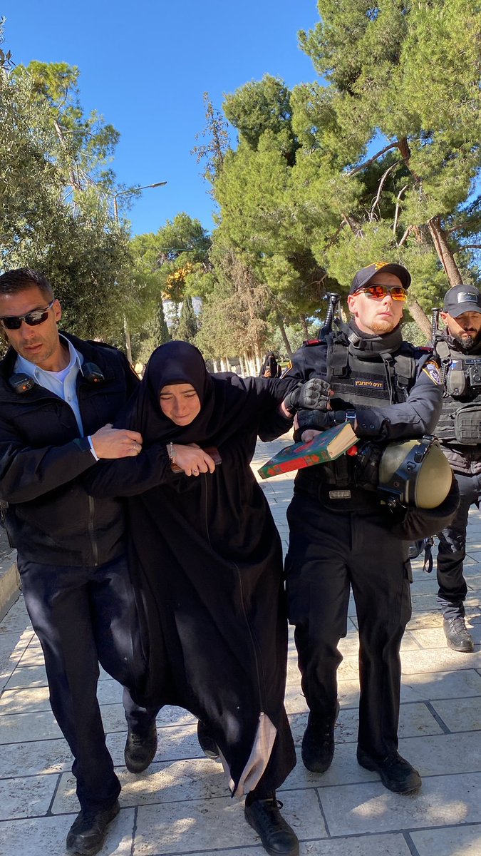 tevfik_hams's tweet photo. Elinde Kuran varken Mescidi Aksa'da tutuklanan şerefli Türk kız kardeşimiz!! https://t.co/Z6Avpo1X3A