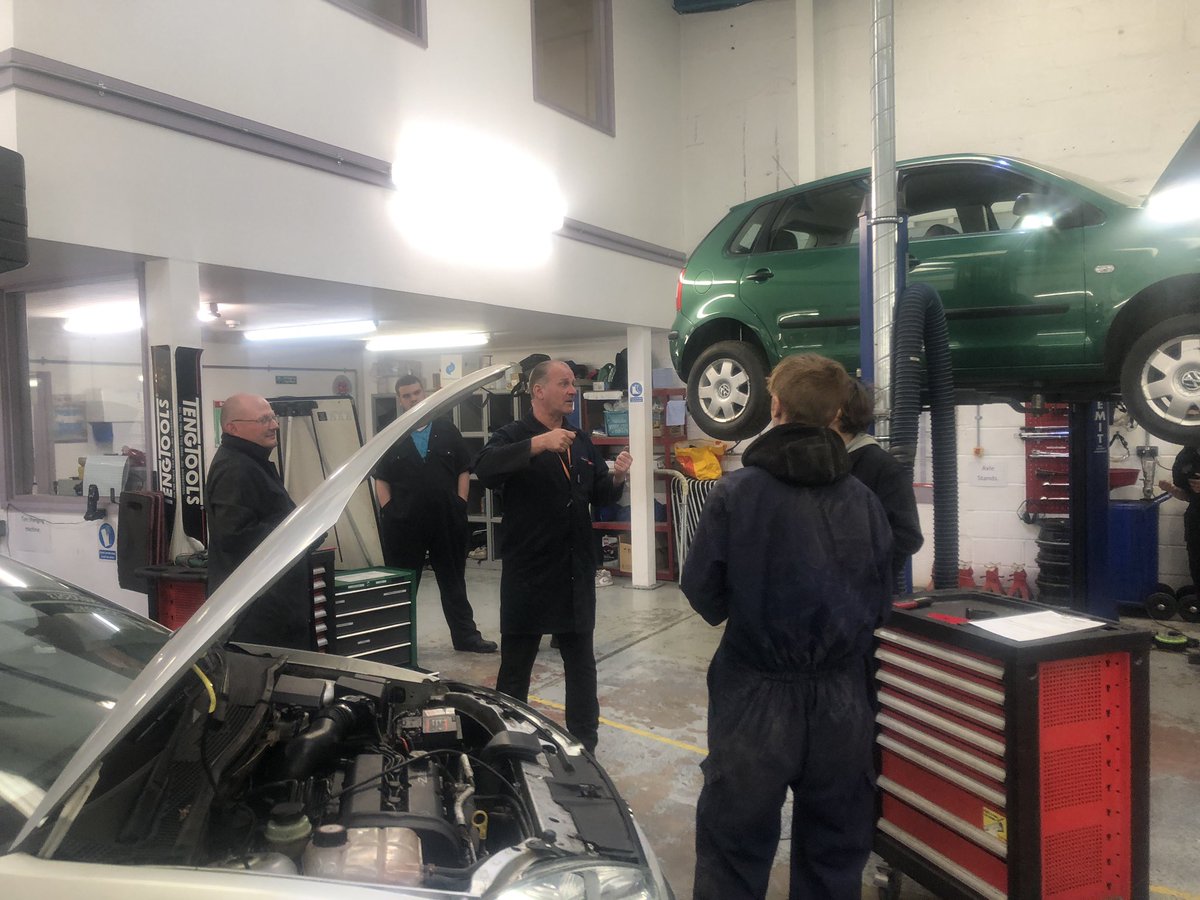 stevecaunter1's tweet photo. Enjoyed getting involved in #skills session @sdcollege #automotive Skills Centre, Newton Abbot. Great examples of developing #employability skills. @The_IMI @Teignbridge #IMICommunity #apprenticeships @Sharpe_Tom #MotorProWeekly #AutomotiveEducation @TUVSUDUK https://t.co/3dfkUar4iH