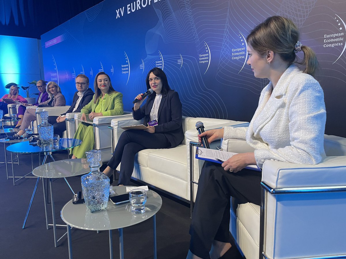 BCCorg's tweet photo. BCC na ECC: Katarzyna Woszczyna, sesja „Kobiety w biznesie”. Zmiana stereotypów trwa. W BCC wyraźnie to widzimy, chodzi o poszerzenie kręgu zmian i odwagi do ich przeprowadzenia. 
#EEC2023 #BCCnaEEC2023 #EksperciBCC https://t.co/oZGhFemBSx