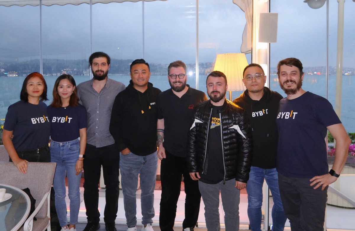 Bybit_Official's tweet photo. Meeting our VIPs in Turkey was an unforgettable experience!
📷 Here are some of the moments from our meetup.
😉 Let us know where we should head to next. Stay updated here: https://t.co/grA1pZWV9L
#Bybit #NextLevelMeetup #NextLevelExploration #TheCryptoArk https://t.co/NaWO8tvM27