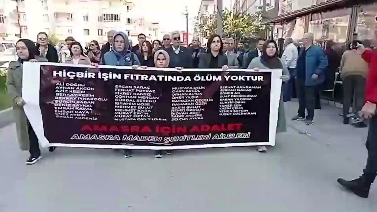 Halkevleri's tweet photo. #Amasra için adalet diyen "Amasra Maden Şehitleri Aileleri" duruşmanın yapılacağı Bartın Adliyesi önüne yürüdüler ve açıklama gerçekleştirdiler.

AKP, yarattığı güvencesiz emek rejimi ülkemizi işçi mezarlığı haline getirmiştir.
Adalet için davanın takipçisi olacağız, hesap soracağız!