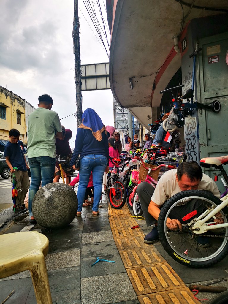 kangope's tweet photo. Salah satu adat istiadat warga Bandung, beli sepeda di jalan Naripan. 

#borma #jonasfoto #jajanbaso https://t.co/pxWBWQaKBo