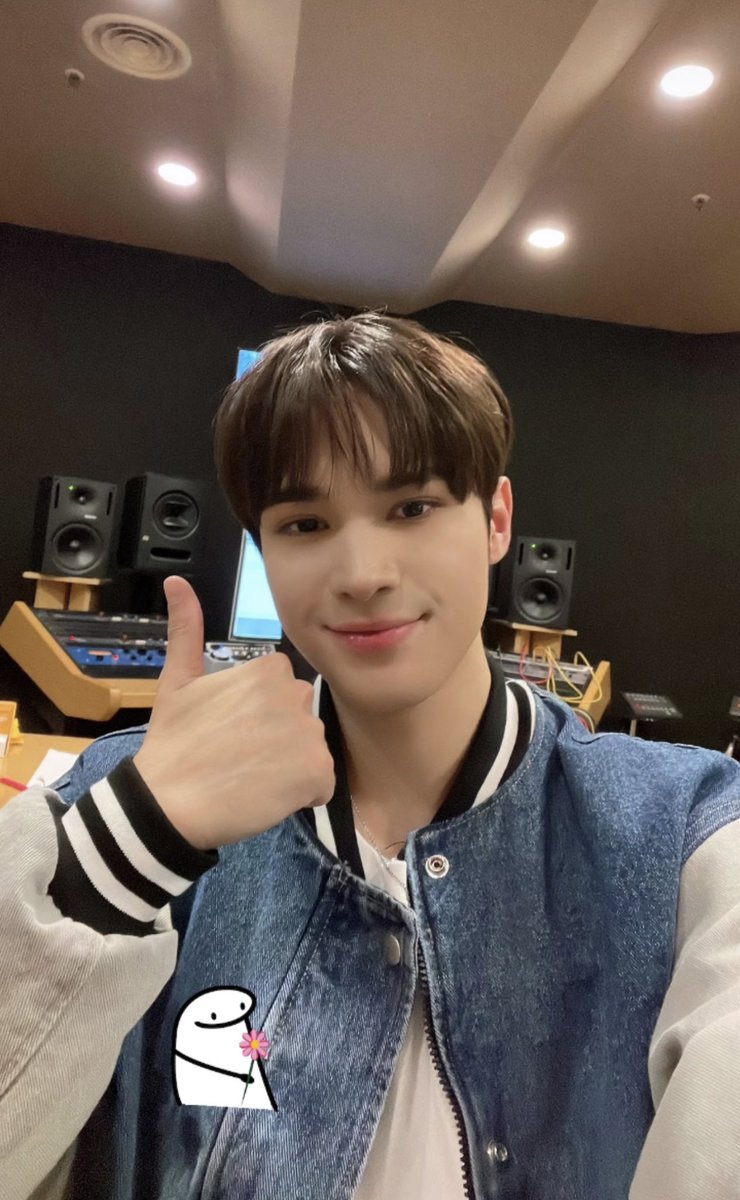 thejaychang's tweet photo. let me be delusional and let me think he's in onestar studio 💀 https://t.co/ZUFCfujPo3