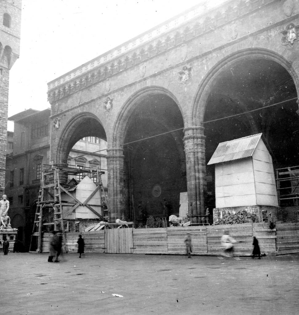 UffiziGalleries's tweet photo. #25aprile Dal 1943 al '44, durante l'occupazione tedesca di Firenze, i gerarchi nazisti progettarono di appropriarsi delle opere dei musei. La #resistenza dei fiorentini permise di metterne in salvo la maggior parte, nascondendole in ville e castelli e costruendo difese antiaeree https://t.co/iMZ9inI9pO