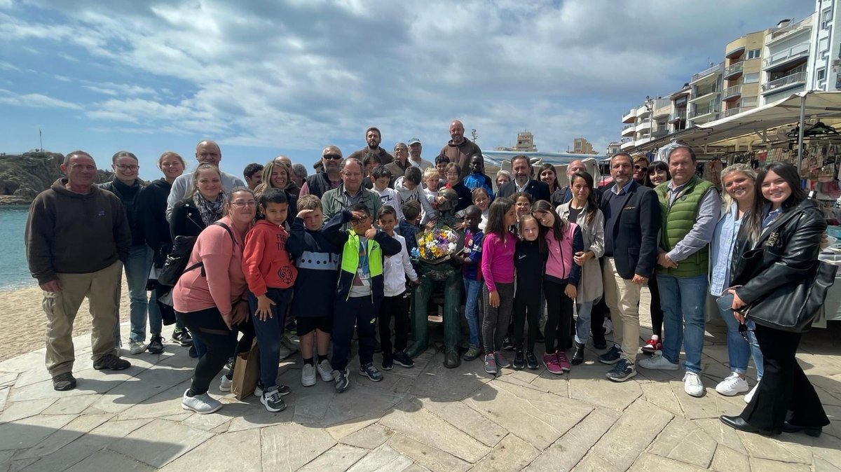 Blanes_cat's tweet photo. Notícia: Homenatge a #CarlFaust creador @MarimurtraJardi en el 71è aniversari de la seva mort El van encapçalar l’alcalde @AngelCanosa i el president de la fundació #CristòfolJordà, acompanyats per alumnes #EscolaCarlesFaust
https://t.co/0LRaOj17vM
#botànic
#BlanesArranDeMar https://t.co/3XZBNIfqBy