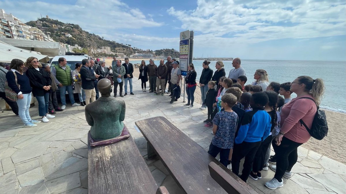Blanes_cat's tweet photo. Notícia: Homenatge a #CarlFaust creador @MarimurtraJardi en el 71è aniversari de la seva mort El van encapçalar l’alcalde @AngelCanosa i el president de la fundació #CristòfolJordà, acompanyats per alumnes #EscolaCarlesFaust
https://t.co/0LRaOj17vM
#botànic
#BlanesArranDeMar https://t.co/3XZBNIfqBy