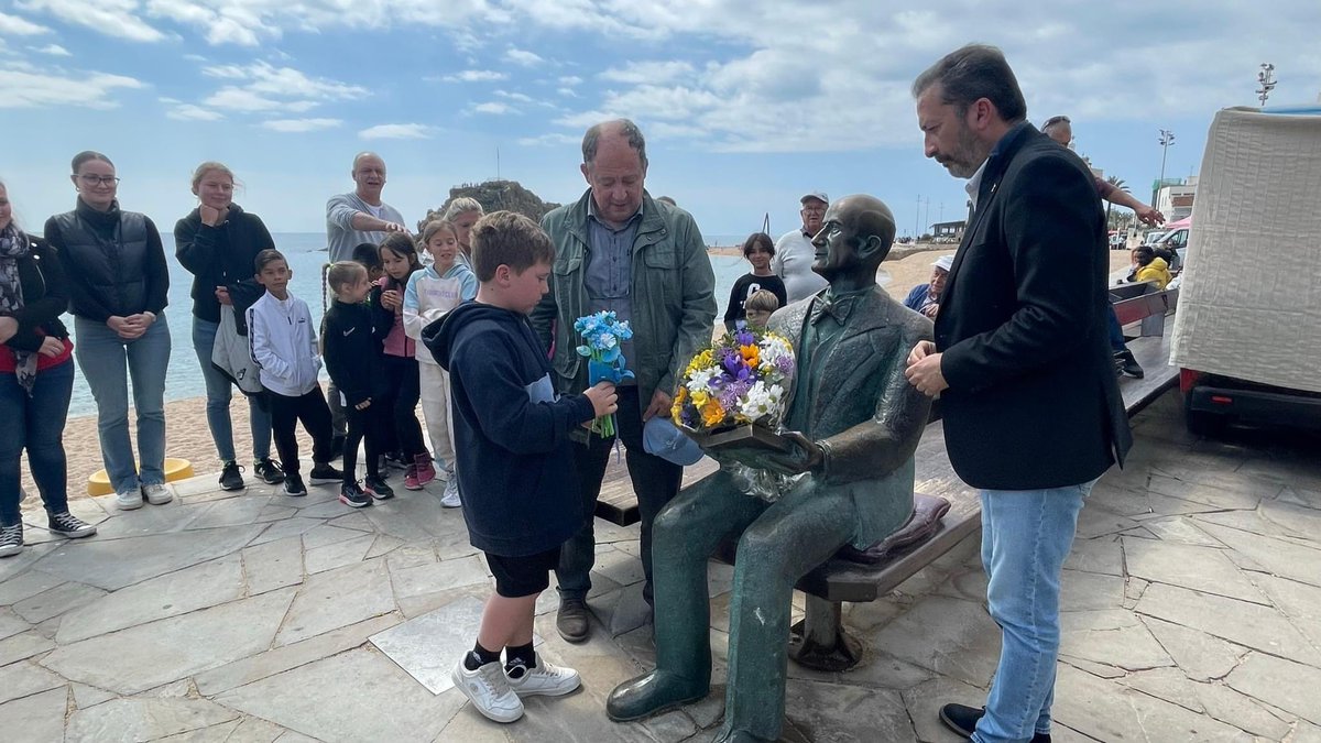 Blanes_cat's tweet photo. Notícia: Homenatge a #CarlFaust creador @MarimurtraJardi en el 71è aniversari de la seva mort El van encapçalar l’alcalde @AngelCanosa i el president de la fundació #CristòfolJordà, acompanyats per alumnes #EscolaCarlesFaust
https://t.co/0LRaOj17vM
#botànic
#BlanesArranDeMar https://t.co/3XZBNIfqBy