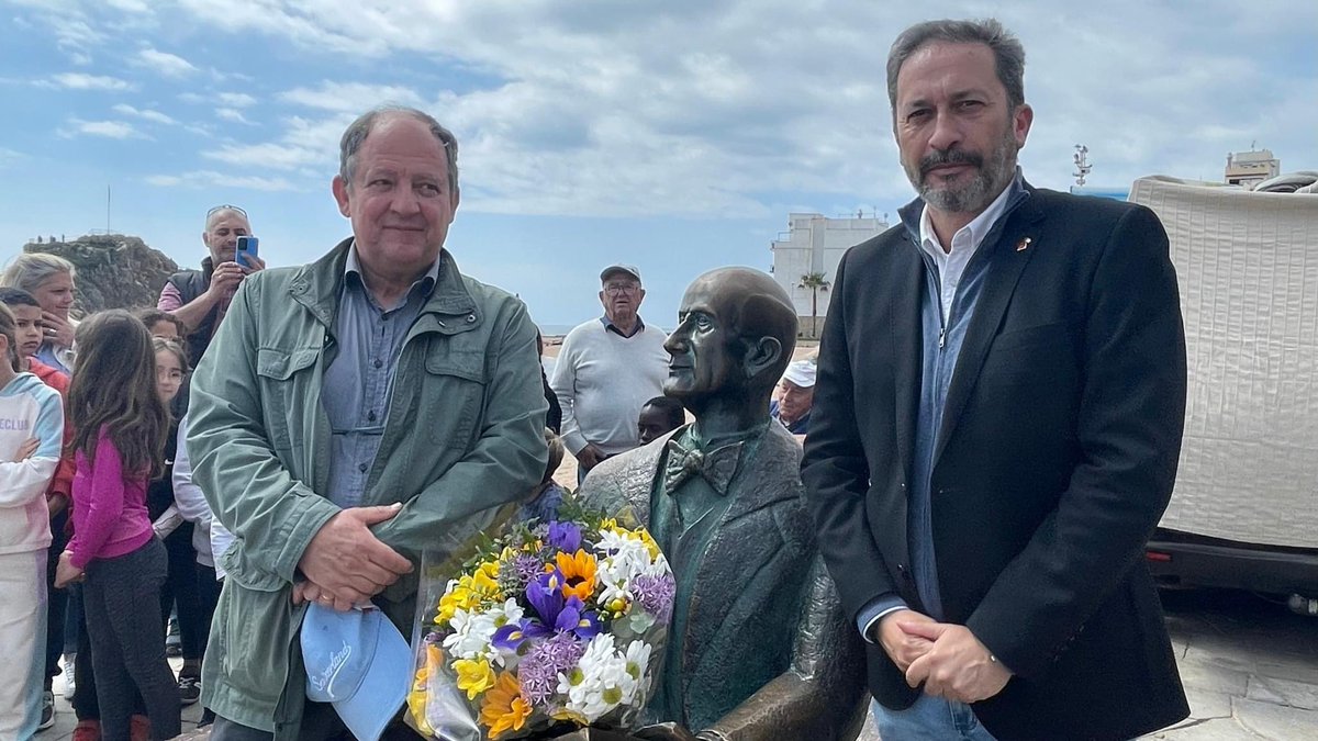 Blanes_cat's tweet photo. Notícia: Homenatge a #CarlFaust creador @MarimurtraJardi en el 71è aniversari de la seva mort El van encapçalar l’alcalde @AngelCanosa i el president de la fundació #CristòfolJordà, acompanyats per alumnes #EscolaCarlesFaust
https://t.co/0LRaOj17vM
#botànic
#BlanesArranDeMar https://t.co/3XZBNIfqBy