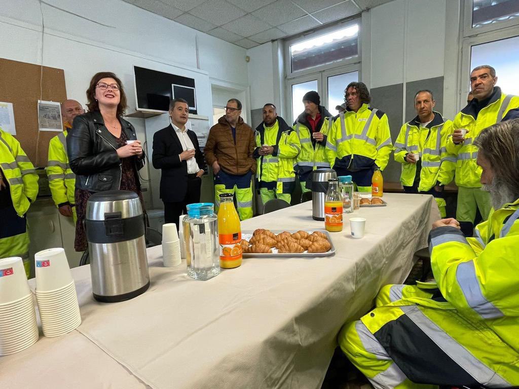 GDarmanin's tweet photo. Café matinal avec les agents de propreté de la @TourcoingVille avec @DorianeBecue et @MCabaye. Nous sommes venus les remercier pour leur travail efficace et échanger avec eux sur leurs conditions de travail. https://t.co/fGj0Dia11J