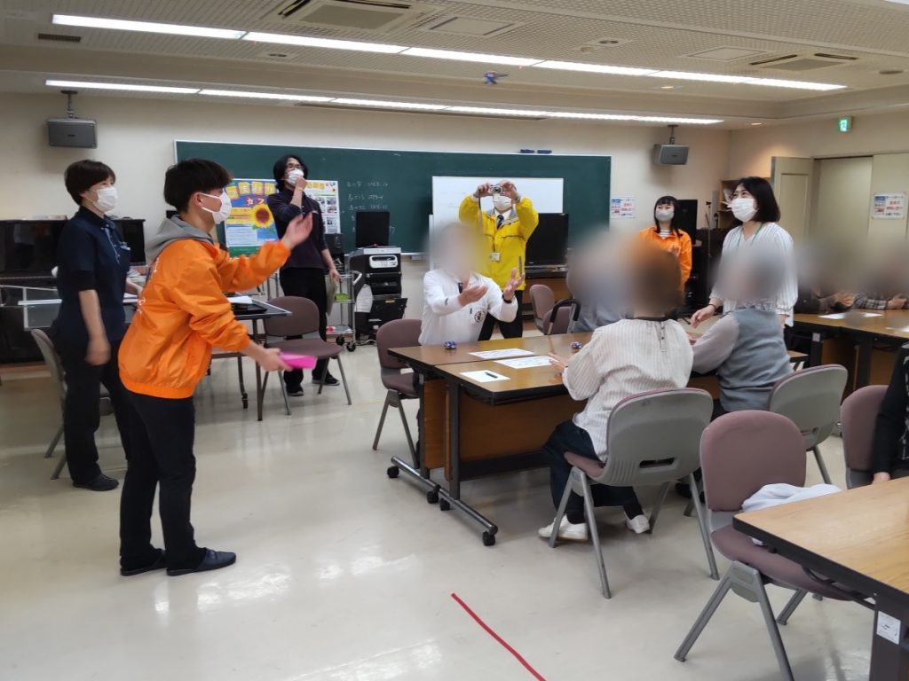 KIO_University's tweet photo. 認知症ケアサークルOrange Project®が活動を再開!
https://t.co/qhGuuXbTFb
エリシオン真美ケ丘「ひまわりカフェ」に学生有志がボランティアとして参加した当日の様子を、代表の大久保さんにレポートしていただきました!
#畿央大学 #看護医療学科 #認知症 #OrangeProject https://t.co/XH1h6Y7RRr