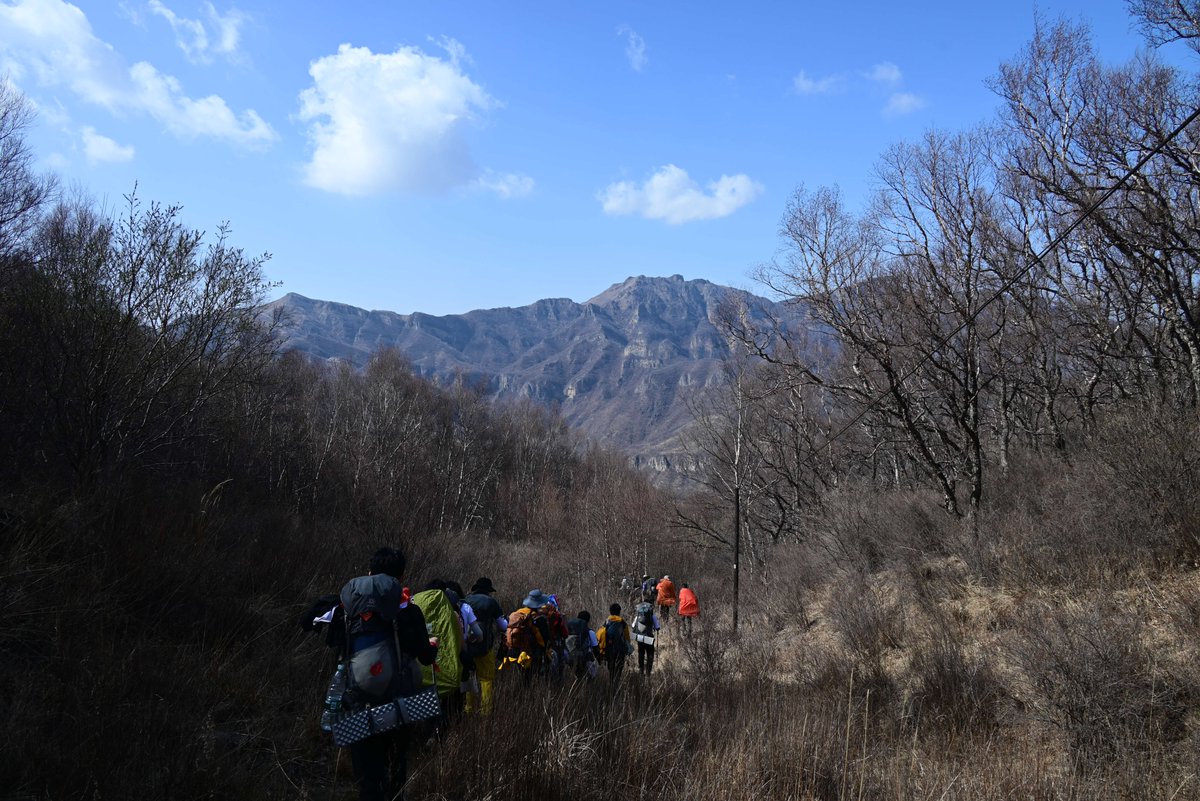 PKU1898's tweet photo. 🎒Learning goes beyond the classroom. Earth and sky🌎, forests and fields🌲, lakes and rivers🏞, and the #mountain🏔 are all excellent schoolmasters that can teach us more than we can learn from books! 

#Pekingers #MAPKU #StudyatPKU #StudyinChina #SpringinBeijing https://t.co/2BWqHMpRuP