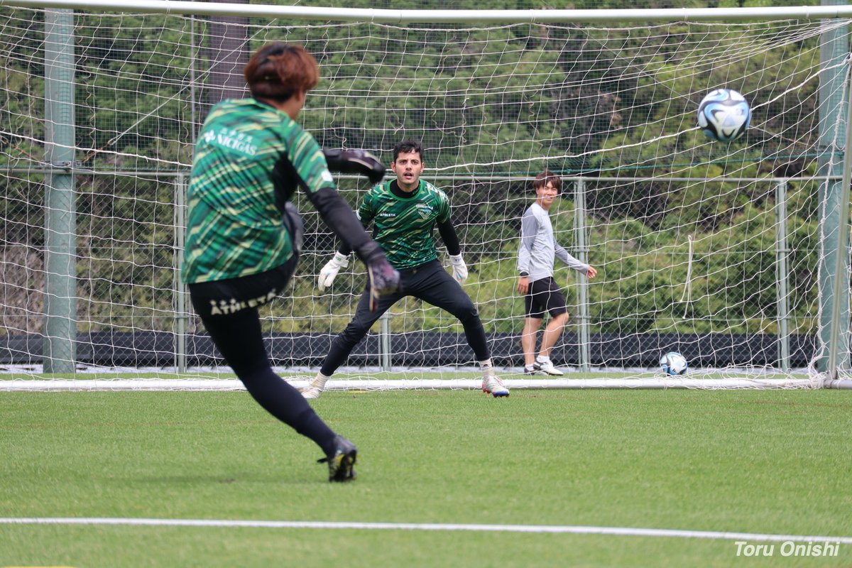 Stadio_jp's tweet photo. #東京ヴェルディ 佐藤久弥選手の狙い澄ましたシュートがゴールネットを揺らし、マテウス選手は反応できず苦笑い。#verdy https://t.co/k6wFDQVKkD
