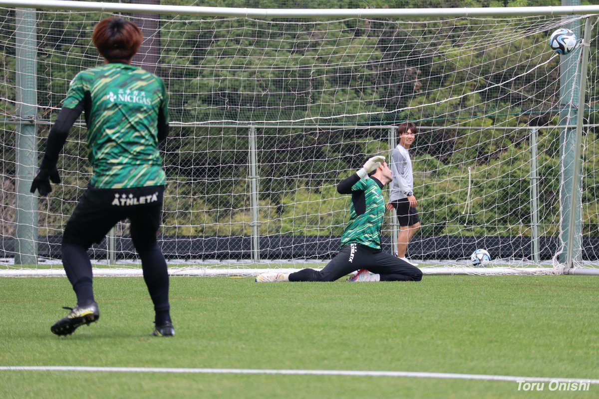 Stadio_jp's tweet photo. #東京ヴェルディ 佐藤久弥選手の狙い澄ましたシュートがゴールネットを揺らし、マテウス選手は反応できず苦笑い。#verdy https://t.co/k6wFDQVKkD