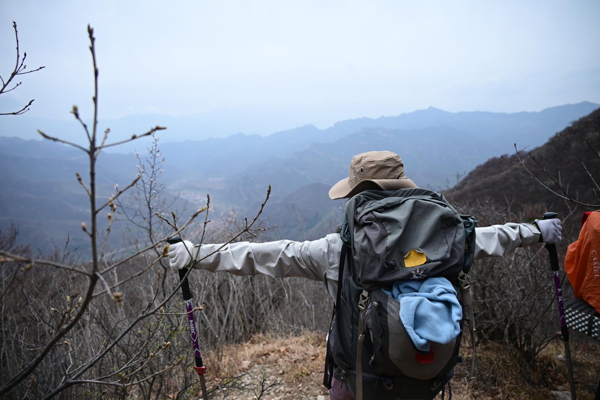 PKU1898's tweet photo. 🎒Learning goes beyond the classroom. Earth and sky🌎, forests and fields🌲, lakes and rivers🏞, and the #mountain🏔 are all excellent schoolmasters that can teach us more than we can learn from books! 

#Pekingers #MAPKU #StudyatPKU #StudyinChina #SpringinBeijing https://t.co/2BWqHMpRuP