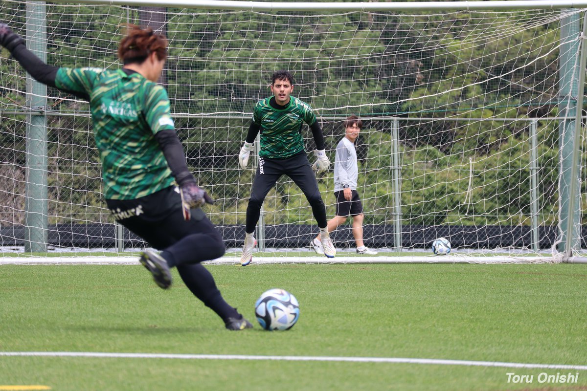 Stadio_jp's tweet photo. #東京ヴェルディ 佐藤久弥選手の狙い澄ましたシュートがゴールネットを揺らし、マテウス選手は反応できず苦笑い。#verdy https://t.co/k6wFDQVKkD