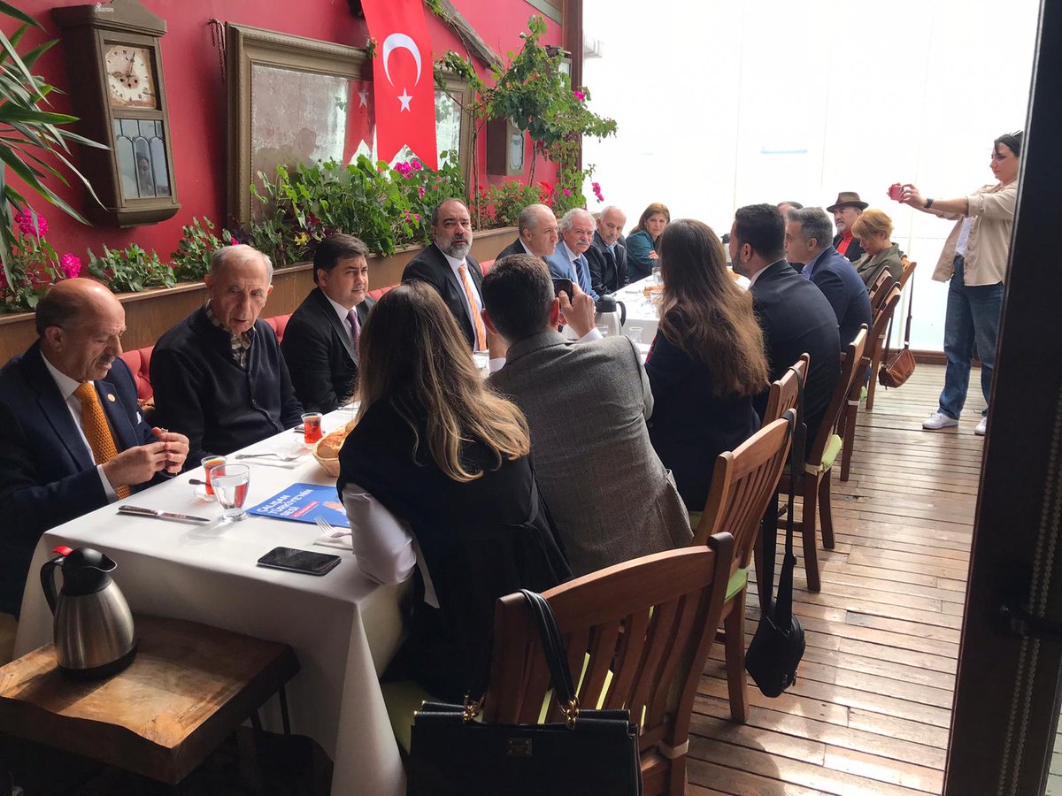 bkrdeva's tweet photo. DEVA Partisi Genel Başkan Yardımcısı ve CHP İstanbul 3 Bölge Milletvekili Adayımız Sn. @myeneroglu ile birlikte İlçemiz muhtarları ve yerel basın ile birlikte kahvaltı etkinliği ile güne başladık
#SanaSöz #DevaPartisi #Seçim2023  #DevaiçinCHP https://t.co/broYMOjp3P