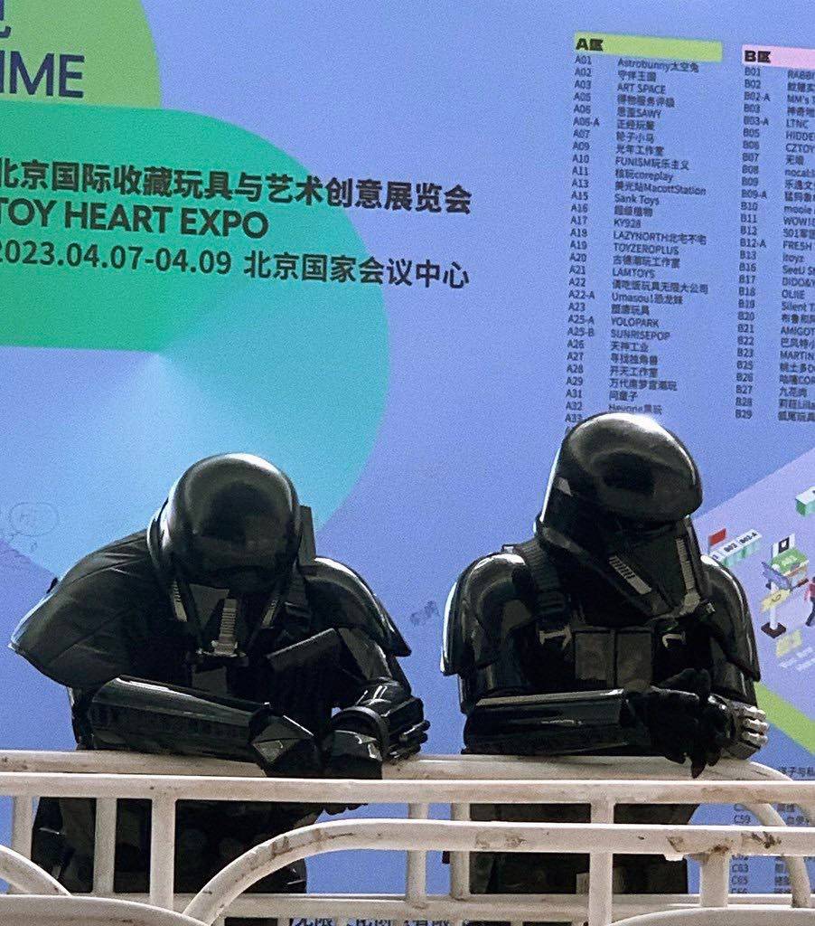 501stSpecOps's tweet image. Our Death Troopers ensure that visitors have a safe stay at the Beijing toy heart Expo, TX22209 and TX11166 of the Chinese Garrison are on post for the empire.

⬛️
⬛️📸by TX11166
⬛️

#501stchinesegarrison #501stspecops 
#official501st