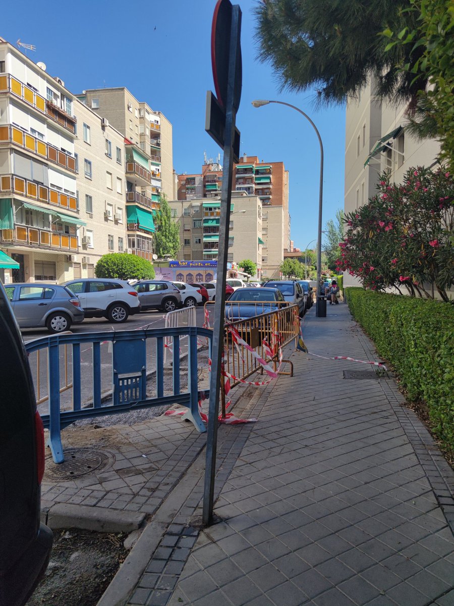 Madrid_ZonaSur's tweet photo. Javi @FJavierMarquez1 y Miguel García Rey, concejales del #PoeE, en el @AytoLeganes, son los responsables del fracaso de la Basura Neumática en Zarzaquemada. No han hecho nada en su mantenimiento. 

@PodemosLeganes @UnionporLeganes https://t.co/G8199vztDS