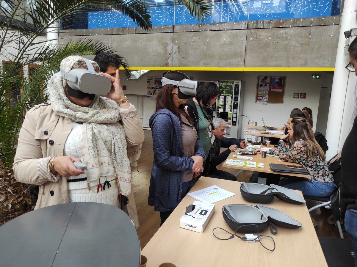 Ce matin, L'équipe de Pôle emploi Bellevue a un stand de découverte des mesures de formation et des métiers avec nos casques VR pour le domaine des services à la personne à la maison de l'emploi. #OnEstLaPourVous