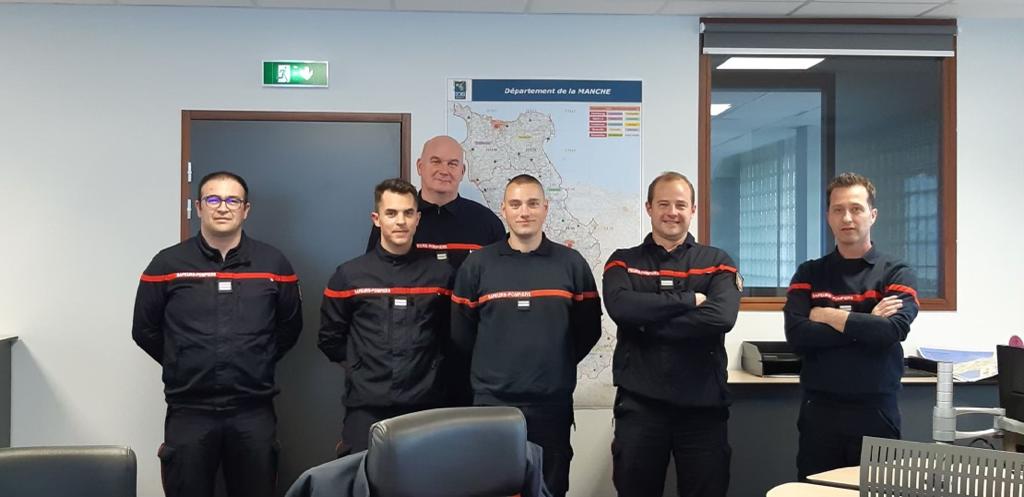 SDIS50's tweet photo. Fin de formation pour les nouveaux chefs de salle opérationnelle #CSO "satellites". Ces officiers expérimentés en poste à l'État-major ou dans les centres de secours pro viendront renforcer l'équipe des CSO "permanents" pour piloter le #CTA_CODIS des #sapeurspompiers de #LaManche https://t.co/77hDmFKioU