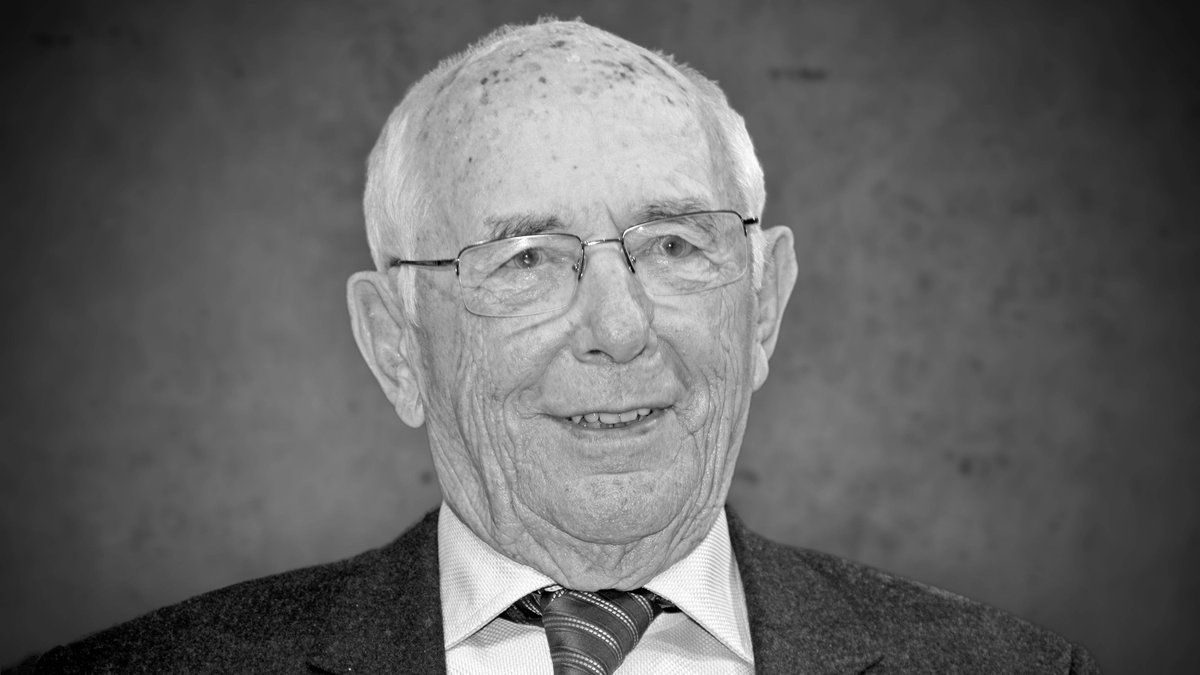 Sportbuzzer's tweet photo. Trauer um Ernst #Huberty: #Bundesliga-Klubs und #DFB würdigen TV-Legende

➡️https://t.co/G4ihTaaGvR https://t.co/zMX2fyVfNM