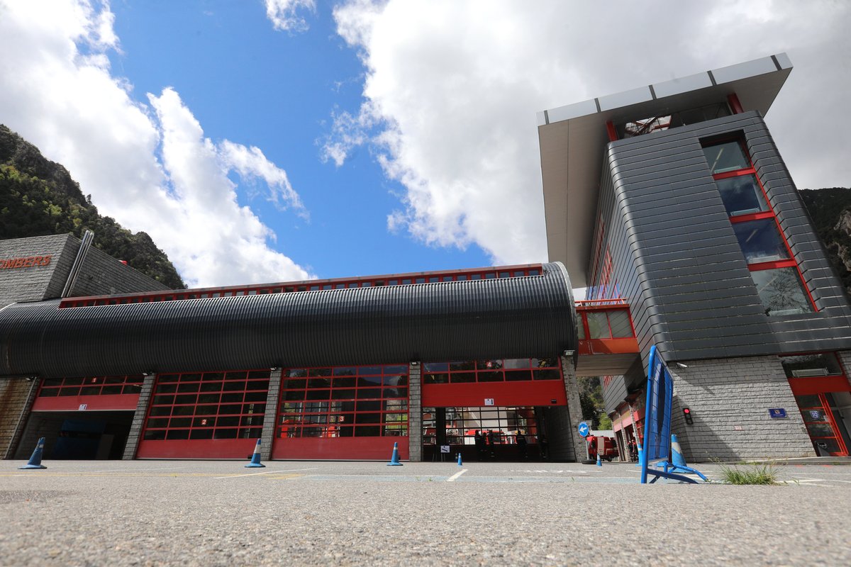 diariandorra's tweet photo. Àngels vestits de bombers @BombersAndorra https://t.co/bSOse7pixi https://t.co/yzmOOp6cgG