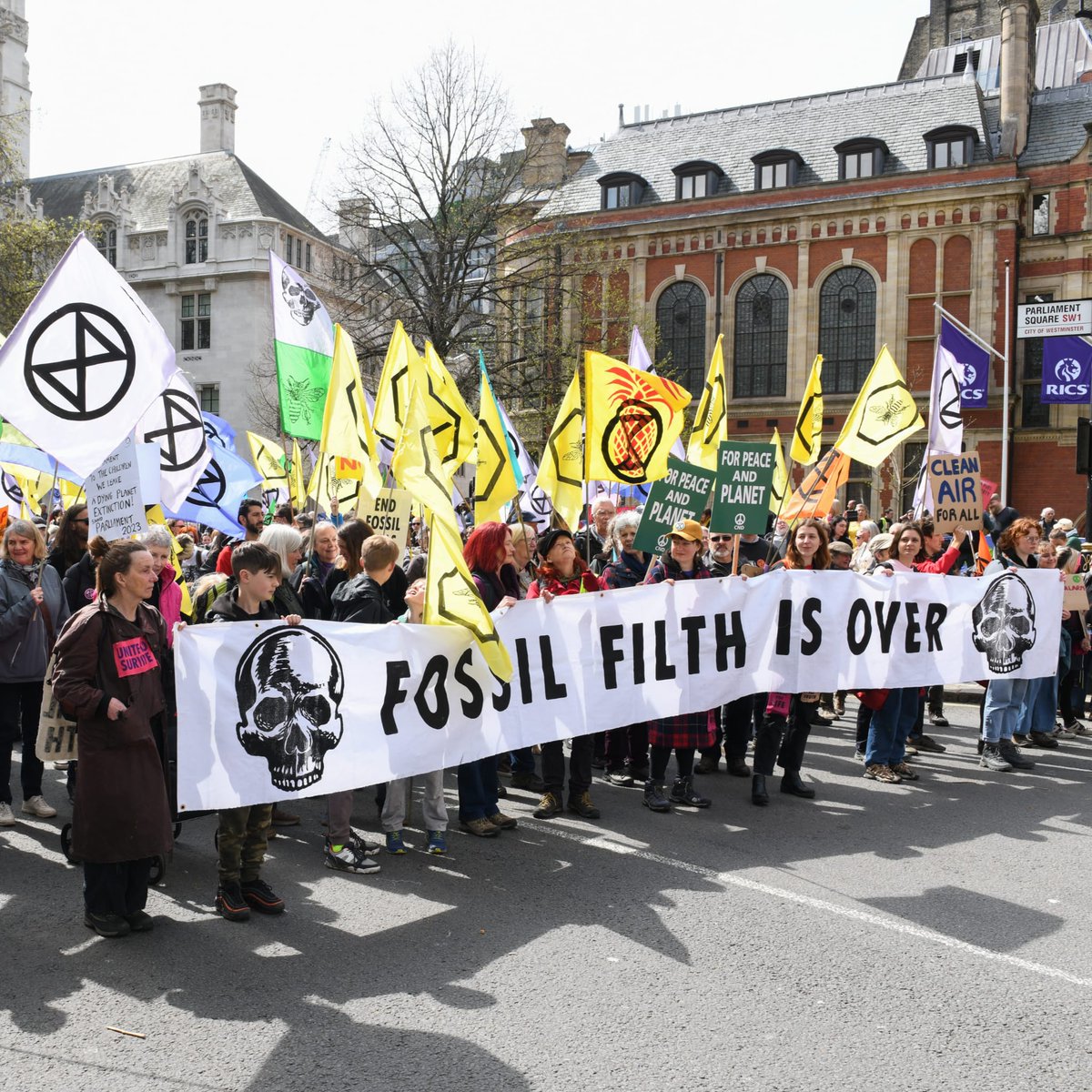XRebellionUK's tweet photo. 🧵THE WORK WE NEED TO DO

Following Earth Day’s incredible 90k-strong March for Biodiversity, yesterday we marched to End Fossil Fuels with thousands of protesters from The Big One’s 200+ supporting organisations. https://t.co/685c2A9oQ6