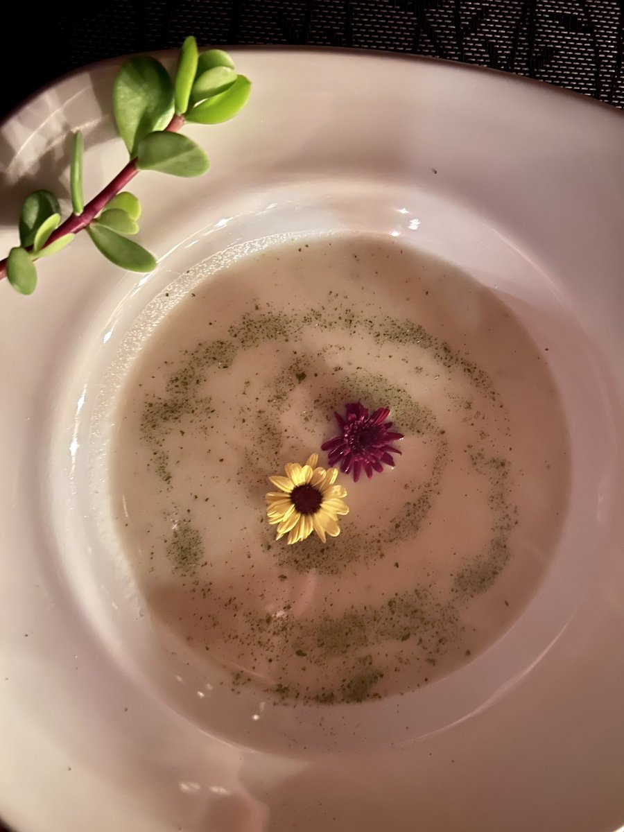 kerryndut's tweet photo. Dinner for Royalty. @WhiteLionLodge 🤤 https://t.co/GCn4zzNS7u