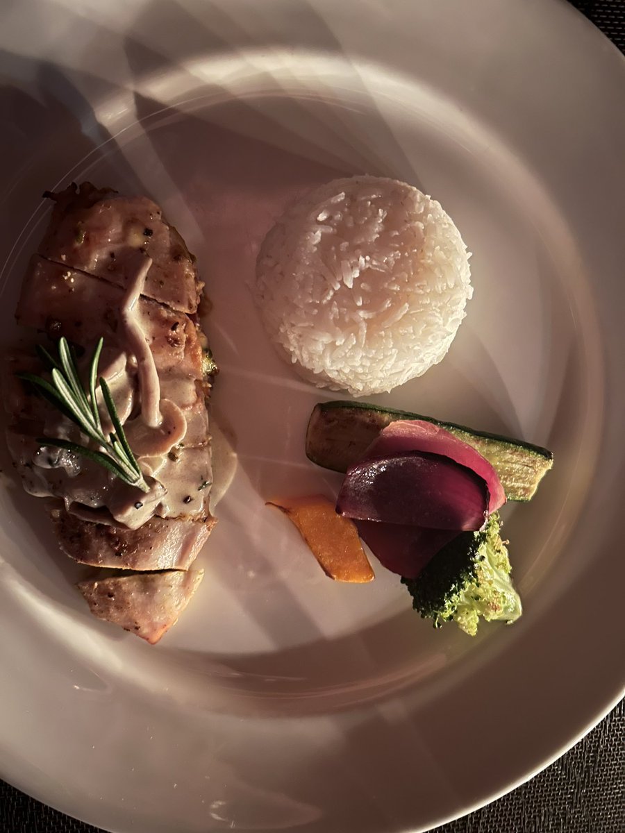 kerryndut's tweet photo. Dinner for Royalty. @WhiteLionLodge 🤤 https://t.co/GCn4zzNS7u