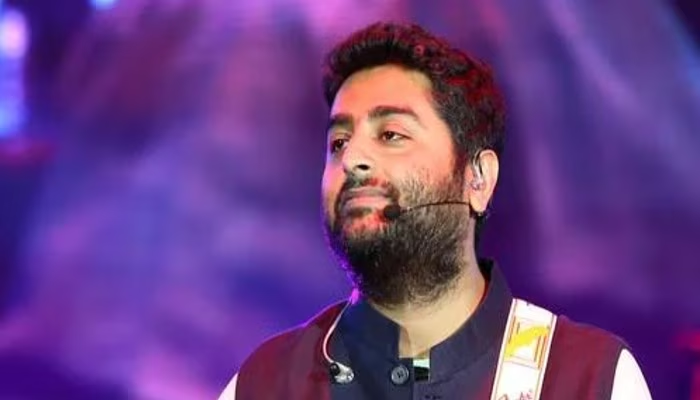 ybth_'s tweet photo. When you are not sure if you are singing a love song or a breakup song😂 #ArijitSinghbirthday #ArijitSinghLive #ybth https://t.co/YvTgAXWpnp