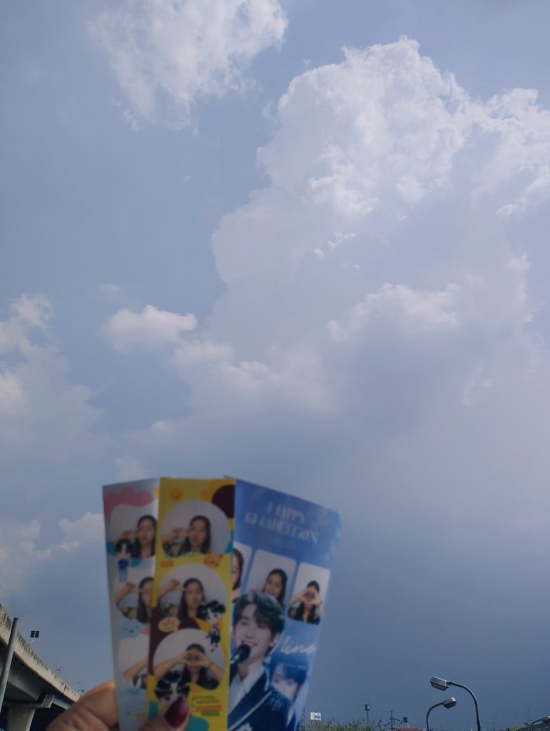 khunnhukwanjai's tweet photo. เก็บโปรเจค วันนี้ตู้สติ๊กเกอร์วันสุดท้ายแล้วว #INTO1Nine_GraduationProject
#AlwaysBe_INTO1NINE
แล้วพี่ก็เลยอยากบอกรักน้องผ่านท้องฟ้าอีกรอบ เมื่อวานก็รัก วันนี้ก็รักเหมือนเดิม
@naninenai99 #นายท่านกรชิต https://t.co/JwIBLtlE1U