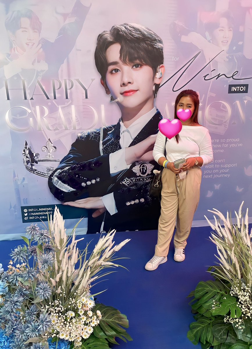 khunnhukwanjai's tweet photo. เก็บโปรเจค วันนี้ตู้สติ๊กเกอร์วันสุดท้ายแล้วว #INTO1Nine_GraduationProject
#AlwaysBe_INTO1NINE
แล้วพี่ก็เลยอยากบอกรักน้องผ่านท้องฟ้าอีกรอบ เมื่อวานก็รัก วันนี้ก็รักเหมือนเดิม
@naninenai99 #นายท่านกรชิต https://t.co/JwIBLtlE1U