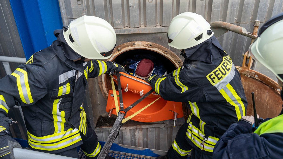Abfallende's tweet photo. Ein Unfall kann schnell passieren - umso wichtiger ist es, dass jeder Handgriff sitzt. Wir sind dankbar für die Zusammenarbeit mit der Feuerwehr Schwedt und LEIPA-Werkfeuerwehr bei unserer Rettungsübung im Kraftwerk Schwedt. Gemeinsam haben wir gezeigt: Sicherheit geht vor! 🔥💪 https://t.co/at85wh4kmP