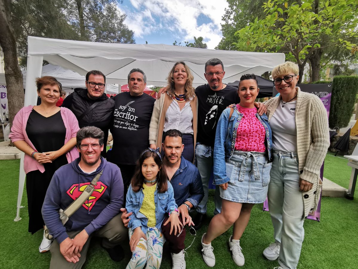 DavidLCepero's tweet photo. Aquí, recordando que el pasado sábado disfruté de un día genial en la #FeriaDelLibro de #Ubrique con muchos compañeros a los que aprecio.

#LibrosRecomendados #Microespejismos #LasAparienciasEmpañan #VolandoSobreLosEspinos #FelizMartesATodos https://t.co/adiauMlVjL
