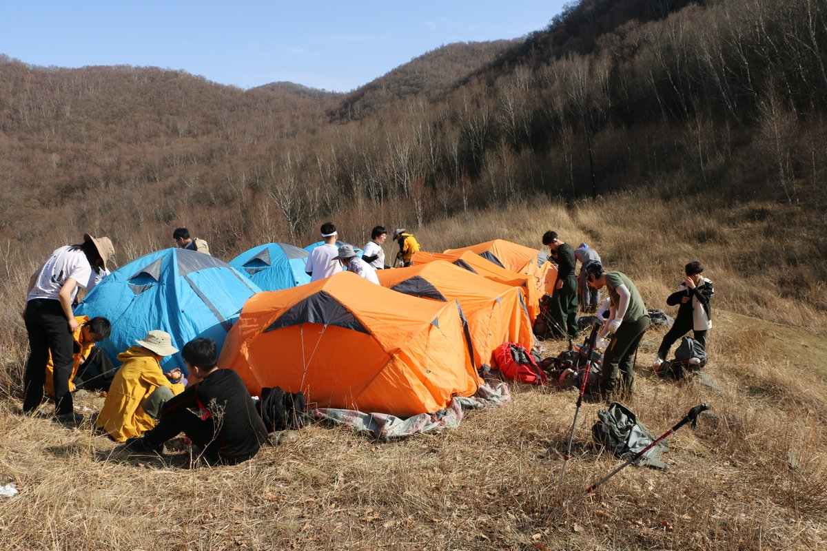 PKU1898's tweet photo. Last weekend, #Pekingers from the #Mountaineering Association of #PKU (#MAPKU) went on a thrilling two-day #hiking🥾 and #camping🏕 expedition in the Long Men Jian Mountain, creating lasting memories with friends from diverse majors, interests and cultures! 🌱🌼 https://t.co/CxGSpf1jzN