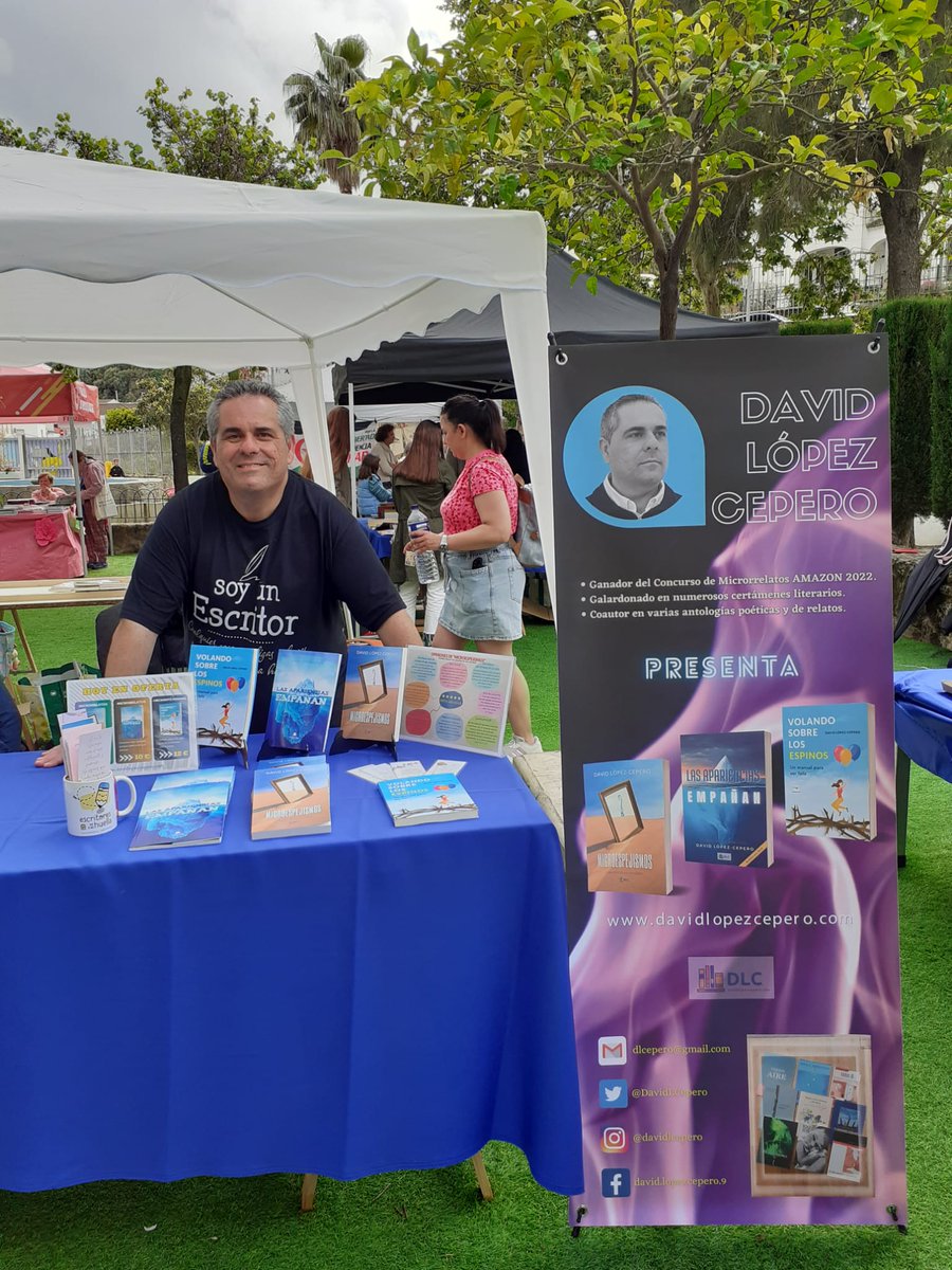 DavidLCepero's tweet photo. Aquí, recordando que el pasado sábado disfruté de un día genial en la #FeriaDelLibro de #Ubrique con muchos compañeros a los que aprecio.

#LibrosRecomendados #Microespejismos #LasAparienciasEmpañan #VolandoSobreLosEspinos #FelizMartesATodos https://t.co/adiauMlVjL