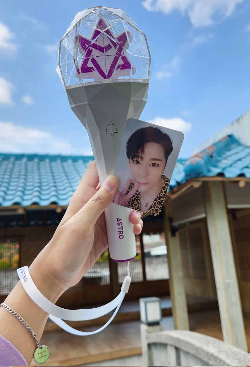 aratteloiv's tweet photo. keep smiling n letting u go.. I love u as the star up there.. 화이팅!! @offclASTRO
#MoonBin #RestinPeaceMoonBin #AROHA #ASTRO https://t.co/yEQcRSNhRT