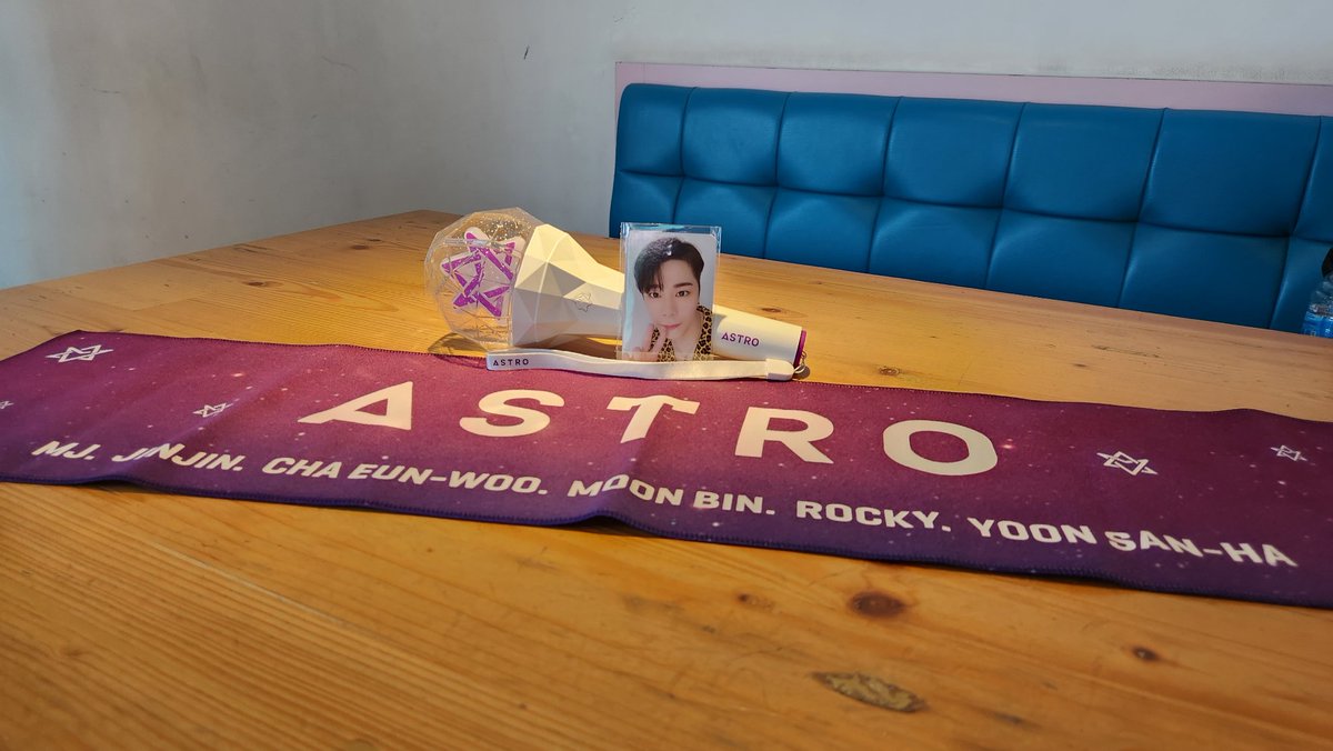 aratteloiv's tweet photo. keep smiling n letting u go.. I love u as the star up there.. 화이팅!! @offclASTRO
#MoonBin #RestinPeaceMoonBin #AROHA #ASTRO https://t.co/yEQcRSNhRT