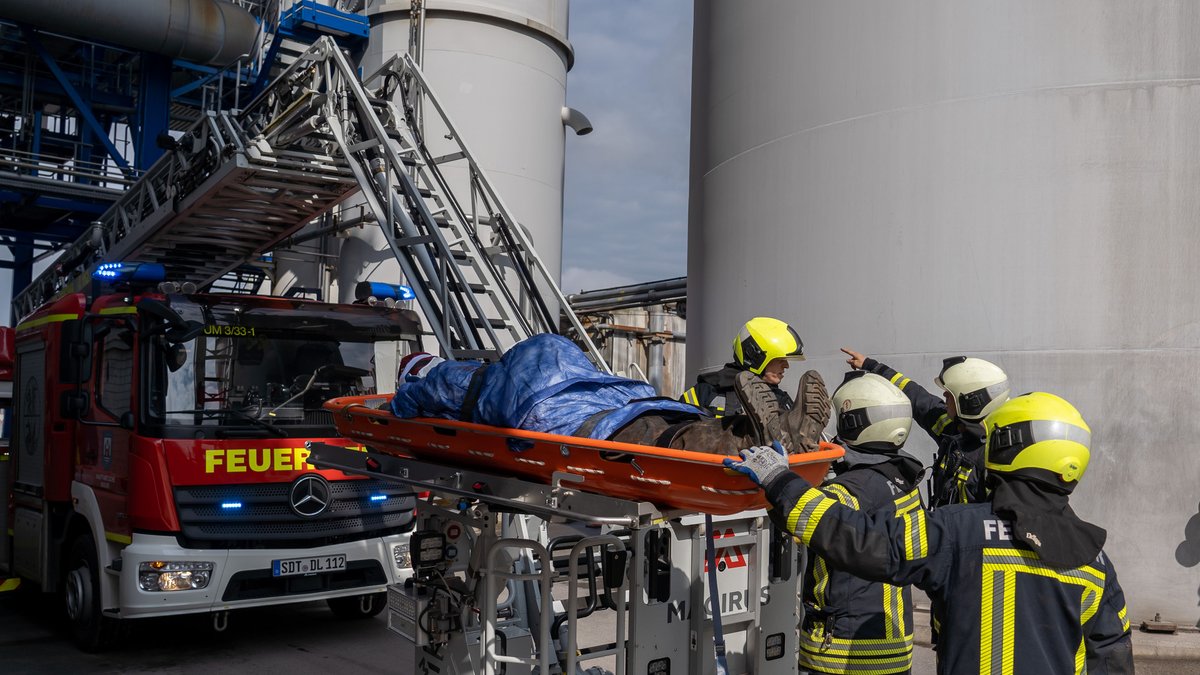 Ein Unfall kann schnell passieren - umso wichtiger ist es, dass jeder Handgriff sitzt. Wir sind dankbar für die Zusammenarbeit mit der Feuerwehr Schwedt und LEIPA-Werkfeuerwehr bei unserer Rettungsübung im Kraftwerk Schwedt. Gemeinsam haben wir gezeigt: Sicherheit geht vor! 🔥💪