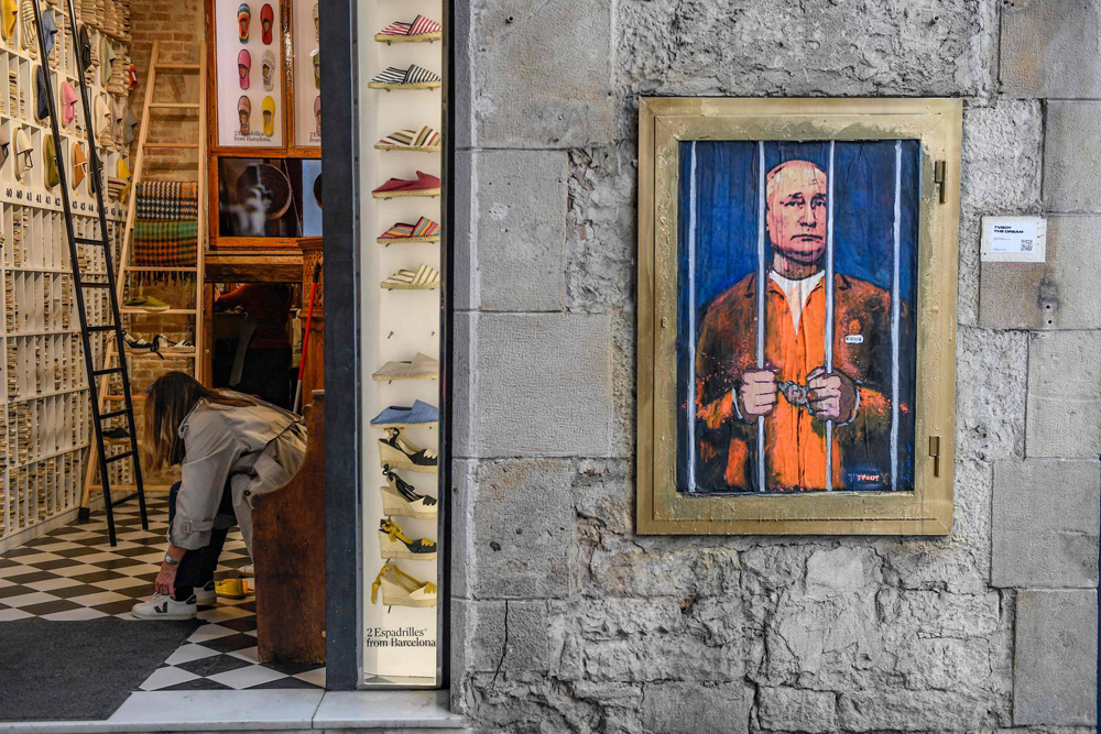 Putinbalddwarf's tweet photo. #putinisabalddwarf #putinjail #putputininjail #putincallsiwanttolive https://t.co/e4nU7DYHjn