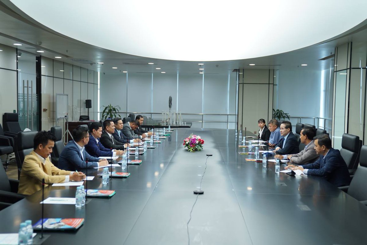CambodiaConstr1's tweet photo. On April 25, 2023, the Cambodia Constructors Association arranged a meeting to discuss and show courtesy between Cambodia Valuers and estate agents Association (CVEA) and #Cambodia #Constructors #Association #CCA https://t.co/plempazb4i