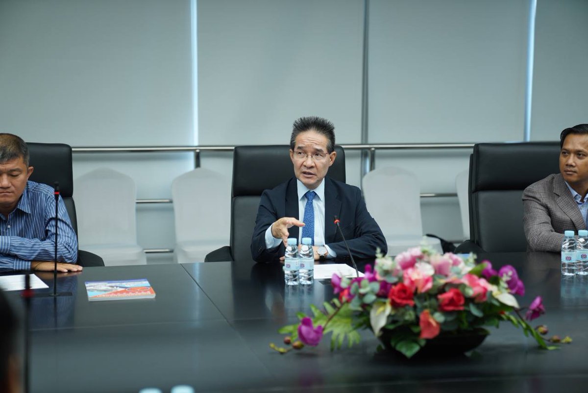 CambodiaConstr1's tweet photo. On April 25, 2023, the Cambodia Constructors Association arranged a meeting to discuss and show courtesy between Cambodia Valuers and estate agents Association (CVEA) and #Cambodia #Constructors #Association #CCA https://t.co/plempazb4i