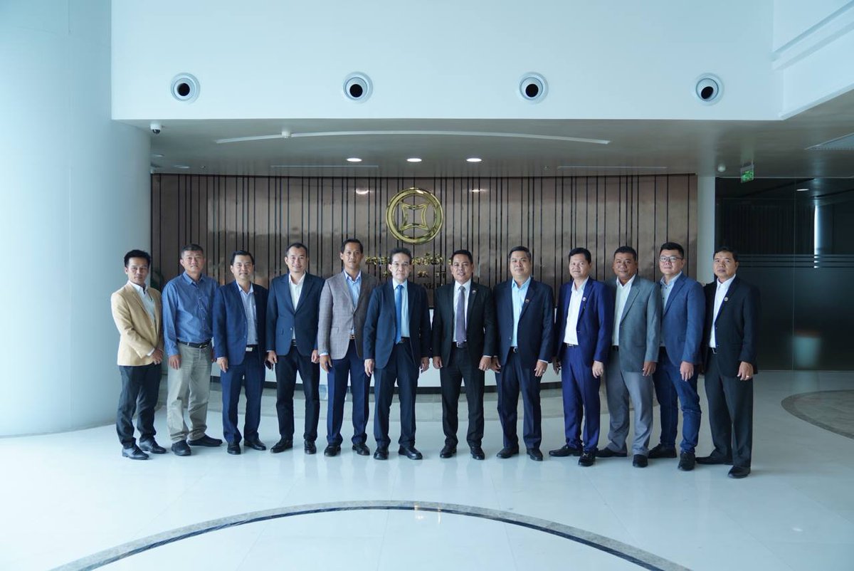 CambodiaConstr1's tweet photo. On April 25, 2023, the Cambodia Constructors Association arranged a meeting to discuss and show courtesy between Cambodia Valuers and estate agents Association (CVEA) and #Cambodia #Constructors #Association #CCA https://t.co/plempazb4i