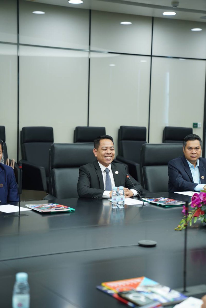 CambodiaConstr1's tweet photo. On April 25, 2023, the Cambodia Constructors Association arranged a meeting to discuss and show courtesy between Cambodia Valuers and estate agents Association (CVEA) and #Cambodia #Constructors #Association #CCA https://t.co/plempazb4i