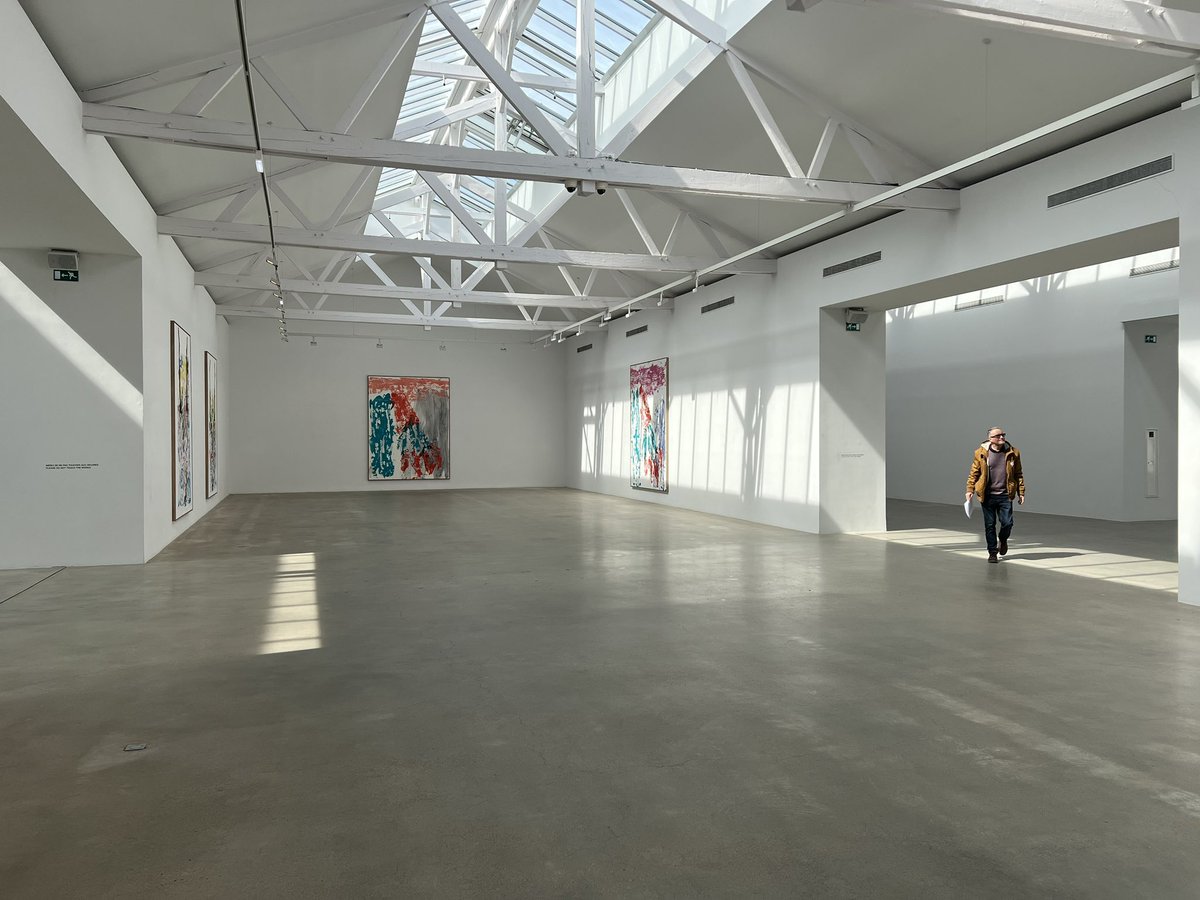 svdpt's tweet photo. À VOIR 👁️ : @baselitzgeorg à la galerie @ThaddaeusRopac à Pantin ! Des œuvres monumentales récentes dans un écrin qui m’impressionne à chaque visite. Quelle chance d’avoir cet espace à @VilledePantin @Est_Ensemble @seinesaintdenis ! https://t.co/da2ateFw5W