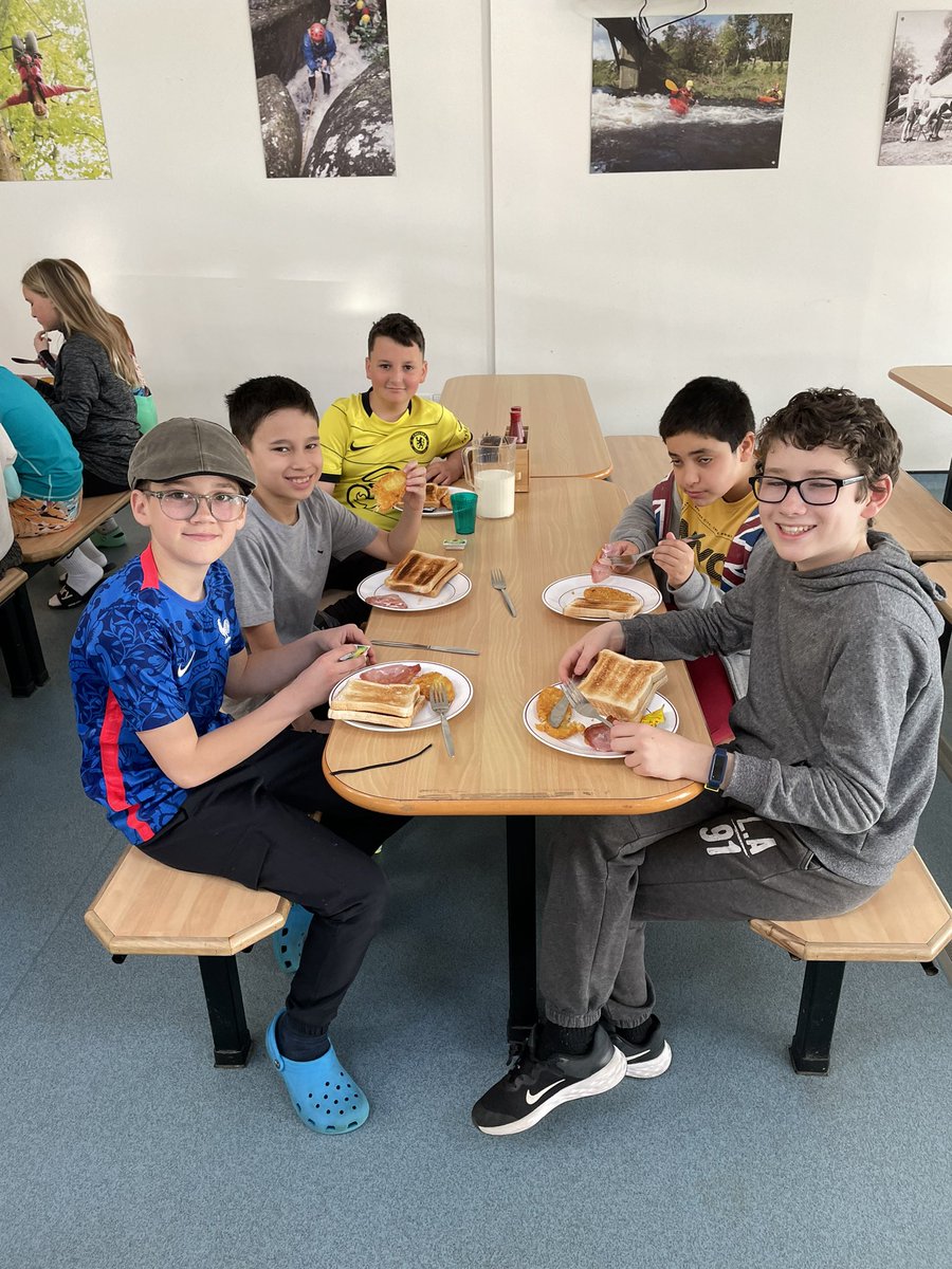 ysgolbroallta's tweet image. Pawb wedi cysgu’n wych neithiwr a mwynhau brecwast cyn sesiwn nofio 🏊🏻 Everyone slept well last night and enjoyed their breakfast before the swimming session 🏊‍♀️ #PwllGlo #Blwyddyn6