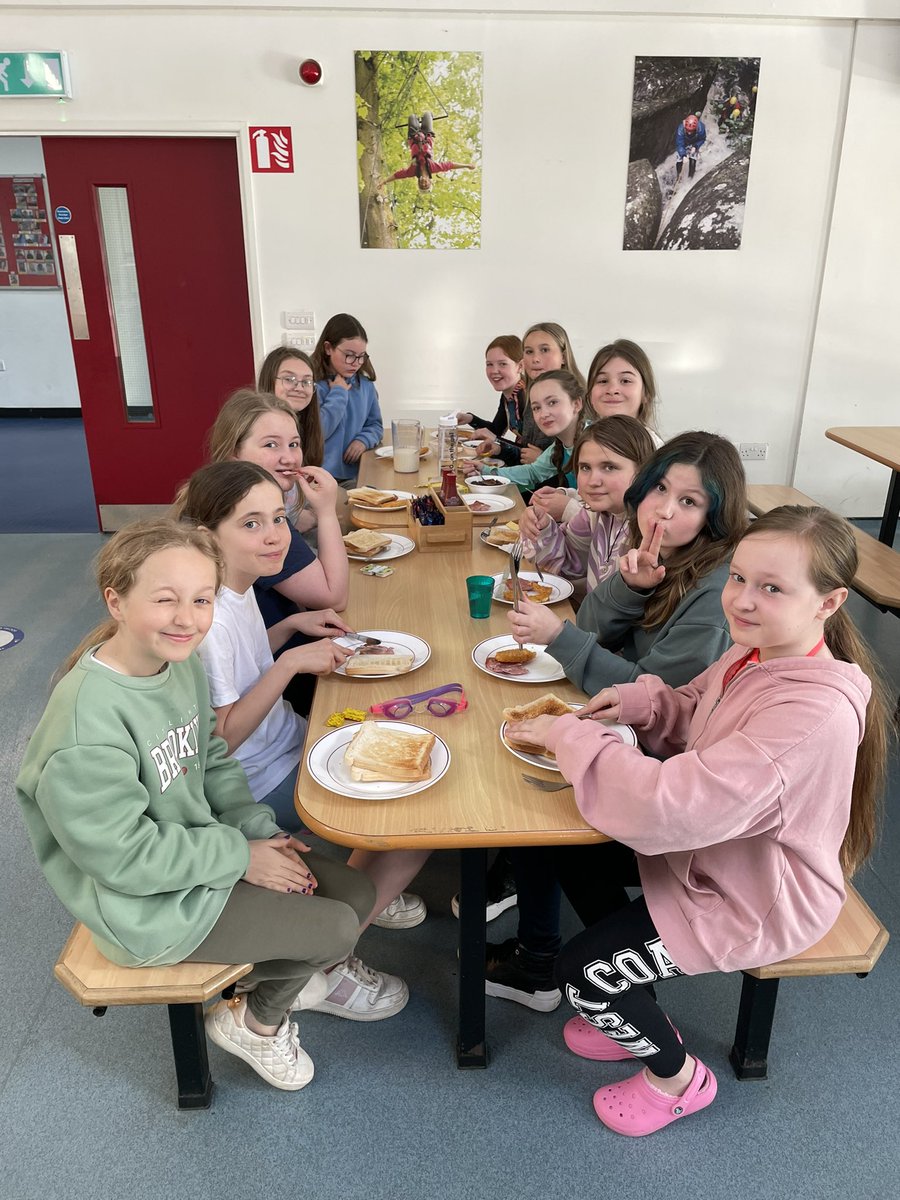 ysgolbroallta's tweet image. Pawb wedi cysgu’n wych neithiwr a mwynhau brecwast cyn sesiwn nofio 🏊🏻 Everyone slept well last night and enjoyed their breakfast before the swimming session 🏊‍♀️ #PwllGlo #Blwyddyn6
