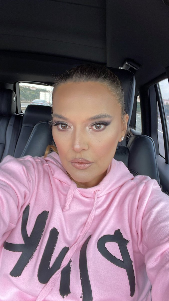 DemetAkalin's tweet photo. Çirkin kadın yoktur ! Doğru makyaj vardır🥰😅 https://t.co/WQx609XonV