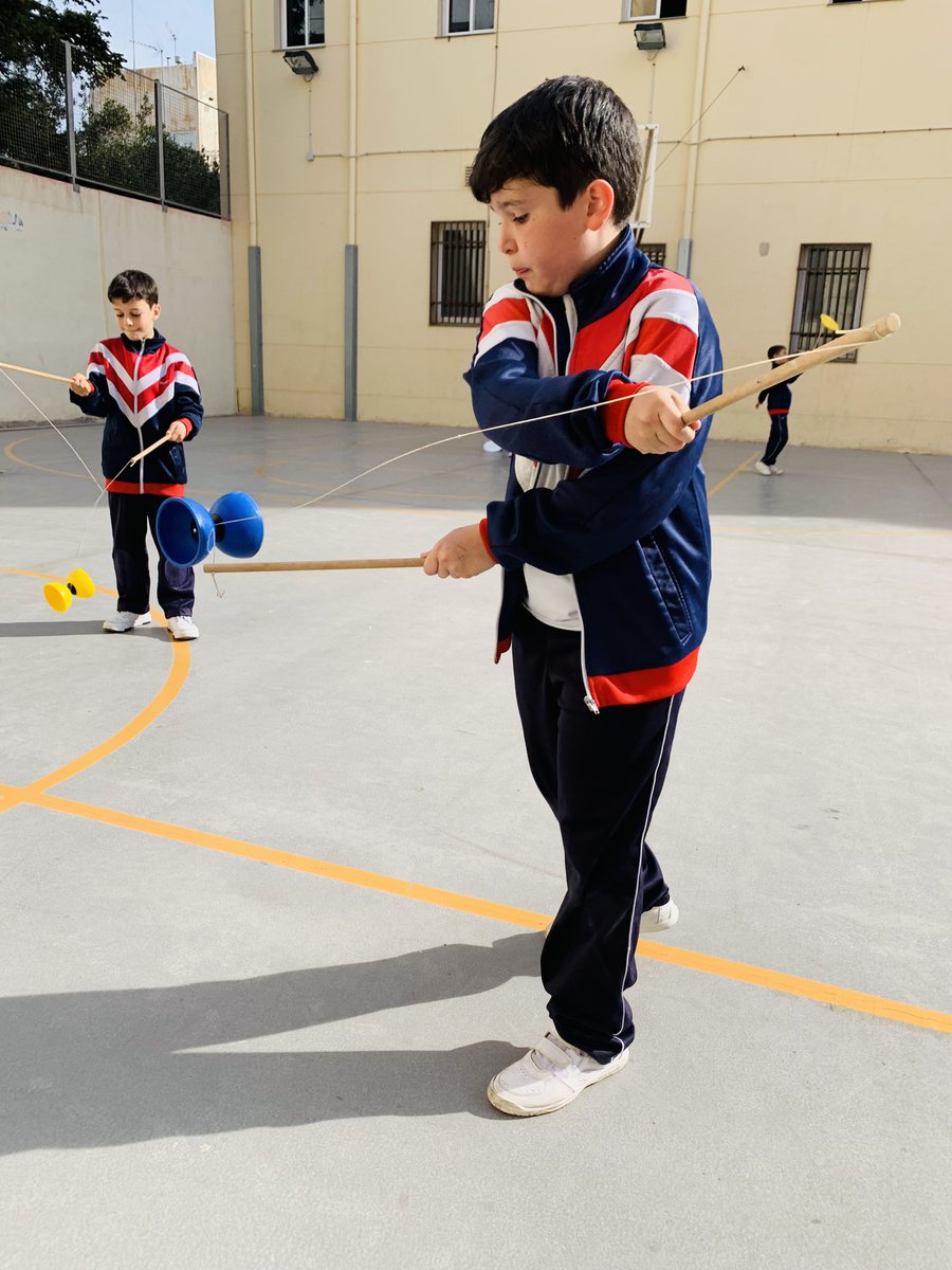 standreu's tweet photo. La colla de #4tEP hem començat el projecte "El circ" a la matèria d' #EducacióFísica i estem practicant amb les carioques, el diàbolo i els malabars amb plats i pilotes. Som uns artistes! #redescobrim #circ #projecte https://t.co/floQkWEKRA